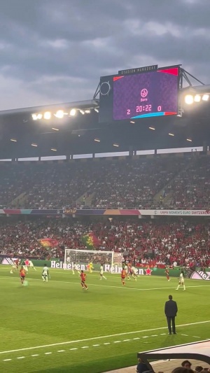 若塔，ole，ole！女足欧洲杯葡西对决，第20分钟球迷高歌缅怀若塔